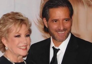 Investigan muerte del hijo de Maxine Woodside; hallaron arma de fuego junto al cuerpo