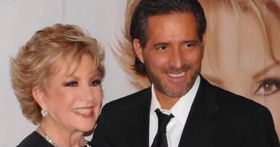 Investigan muerte del hijo de Maxine Woodside; hallaron arma de fuego junto al cuerpo