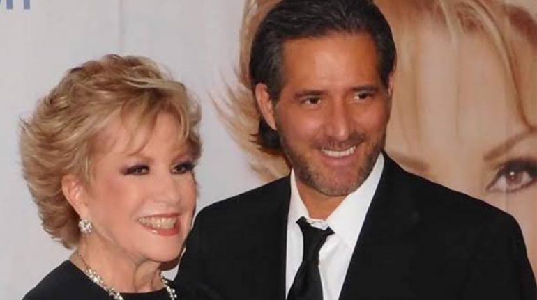 Investigan muerte del hijo de Maxine Woodside; hallaron arma de fuego junto al cuerpo