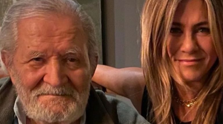 Jennifer Aniston llora la muerte de su padre y así lo despide