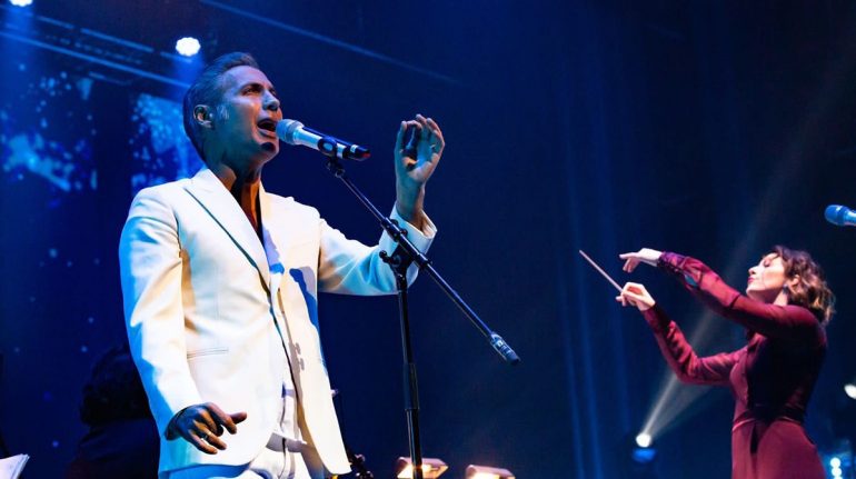 La famosa cantante sorprendió al borrar todas sus publicaciones de Instagram y los internautas sospechan que tiene problemas con Ben Affleck. Hace pocos días, la famosa Jennifer Lopez había compartido un romántico video junto a su esposo Ben Affleck, sin embargo, ahora impactó tras desaparecer todas las publicaciones de su red social en la que había compartido los momentos más entrañables de su boda, como los looks nupciales que eligió para los eventos. Aunque JLo no ha dicho nada al respecto de por qué tomó esta decisión, sus seguidores comienzan a preguntarse qué es lo que está pasando entre ella y su esposo Ben Affleck, pues semanas atrás se especuló que tenían diferencias y que incluso él pensó en abandonar su casa. Los internautas señalan que Jennifer Lopez y Ben Affleck podrían estar atravesando una crisis matrimonial, aunque sus fans aseguran que podría tratarse de una estrategia de marketing como la que utilizan otros famosos.