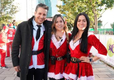 Renata y Daniela Yáñez realizan la carrera The Santa Run