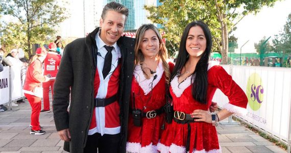 Renata y Daniela Yáñez realizan la carrera The Santa Run