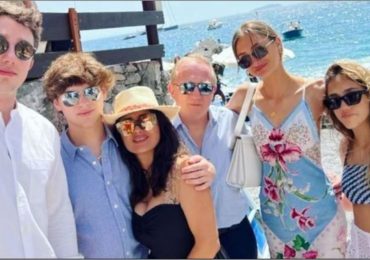 Ellos son los hijastros de Salma Hayek