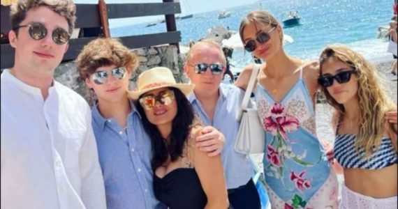 Ellos son los hijastros de Salma Hayek