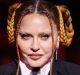 madonna grammys 2023 que le paso en la cara