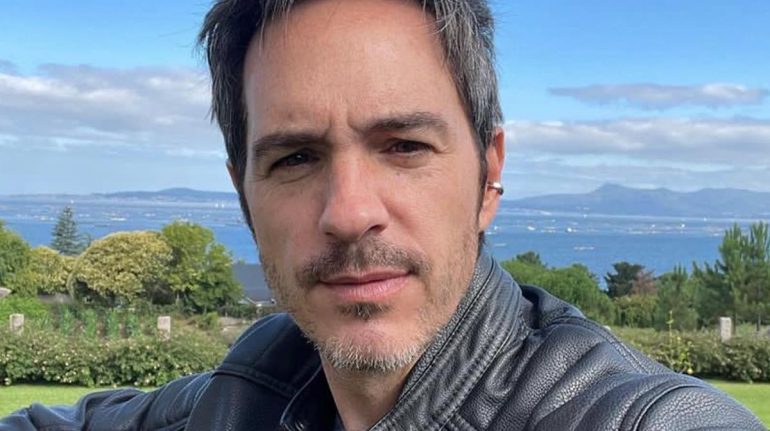 Mauricio Ochmann debuta como cantante y recibe críticas
